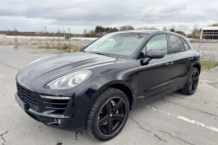 PORSCHE MACAN